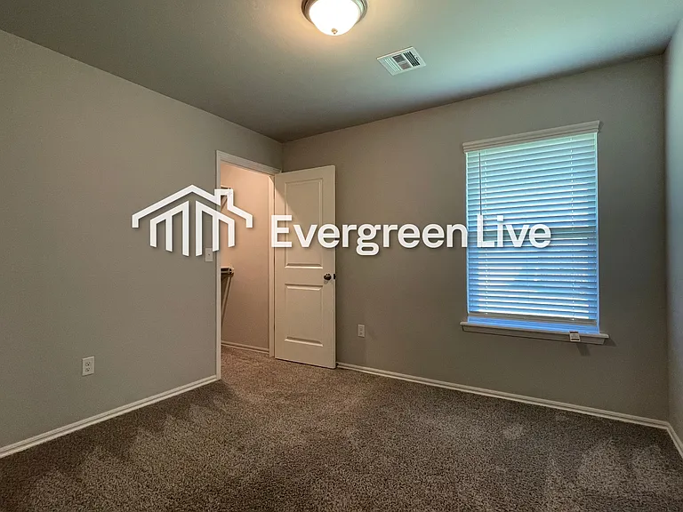904 Hudson Rd — Photo 12