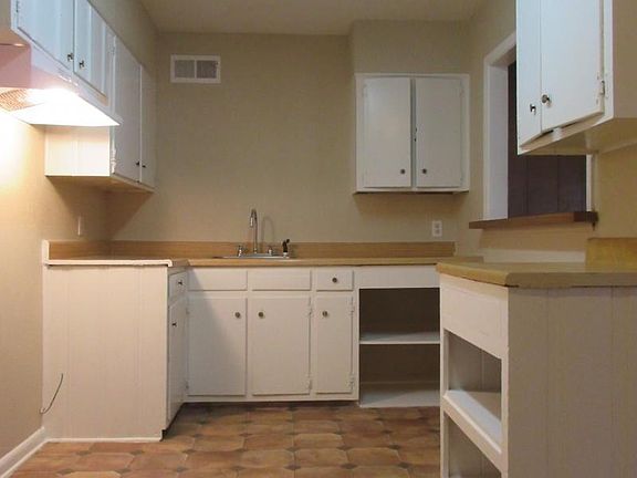 2nd image of 3625 Dante Ave