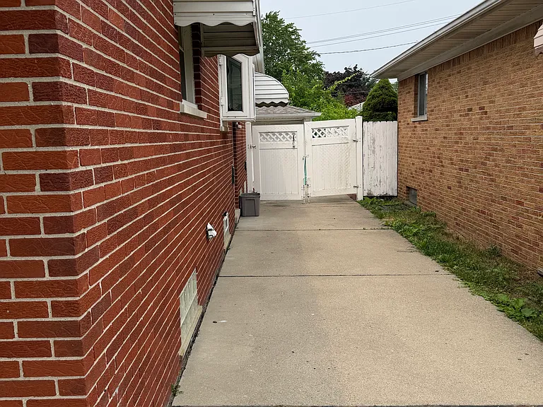 18031 Mott Ave — Photo 3