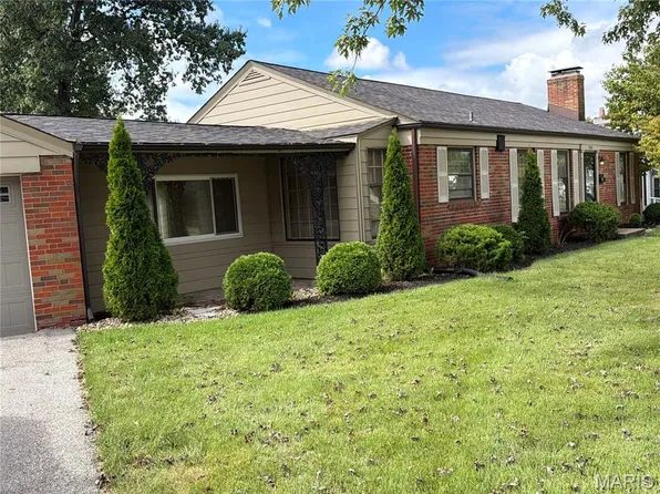 9360 Parkside Dr, Saint Louis, MO 63144