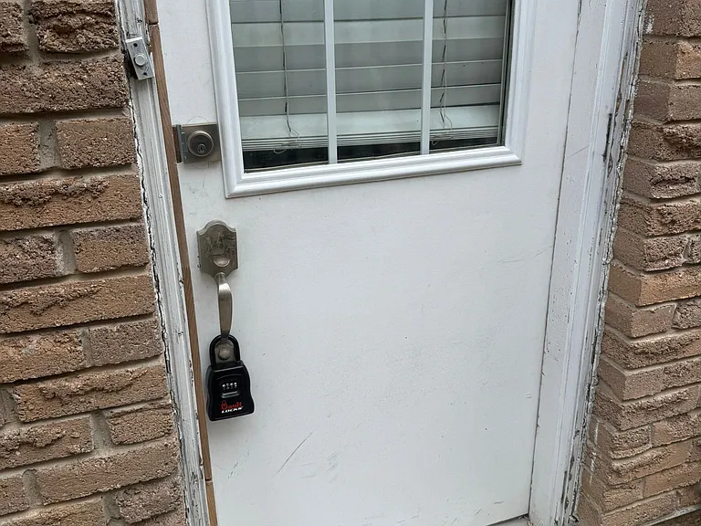 33 Lacewood Cres — Photo 1