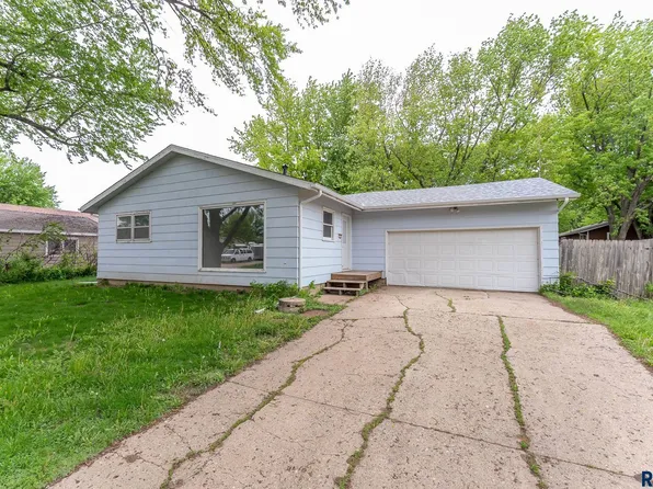 106 Perry Ln, Harrisburg, SD 57032
