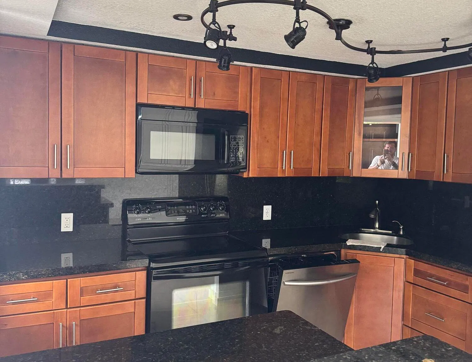 2 bed, 1.0 bath, 710 sqft, $1,895 — Photo 2