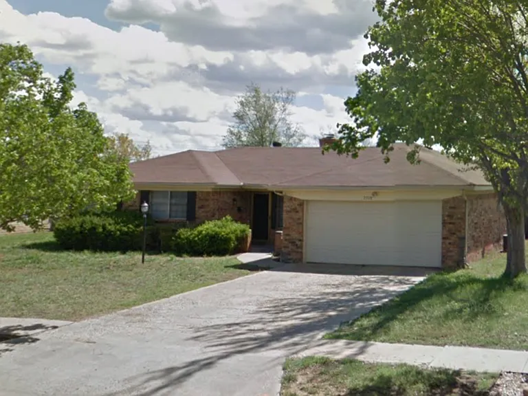 2705 John Dr — Photo 1