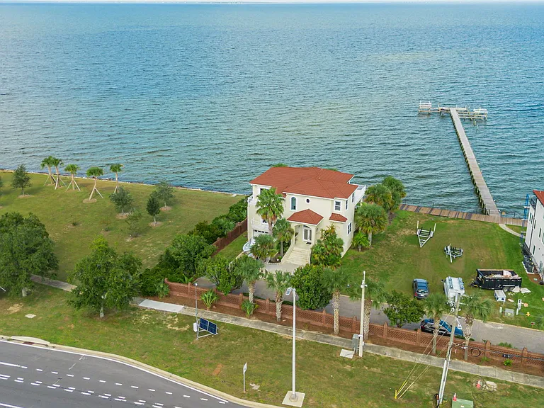 20 Baybridge Dr — Photo 3