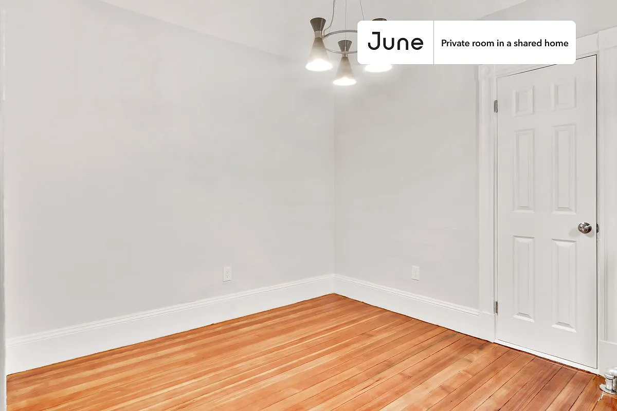 Queen bedroom in 4 bed/2 bath home in Allston #444 D — Photo 4