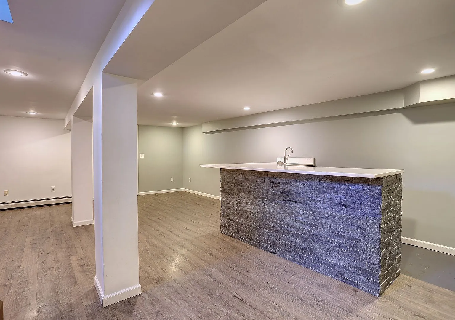 4 Bedroom 2 Bath Hanover Home w- 2-Car Garage on a Stunning Lot — Photo 4