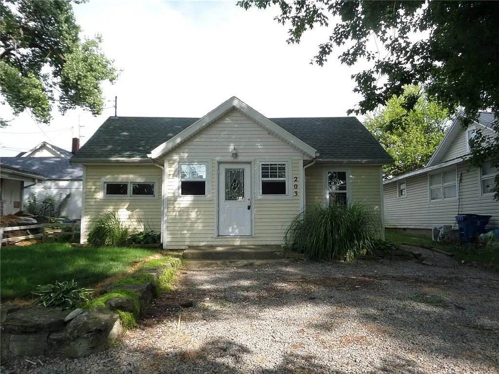 203 Russell St photo 1