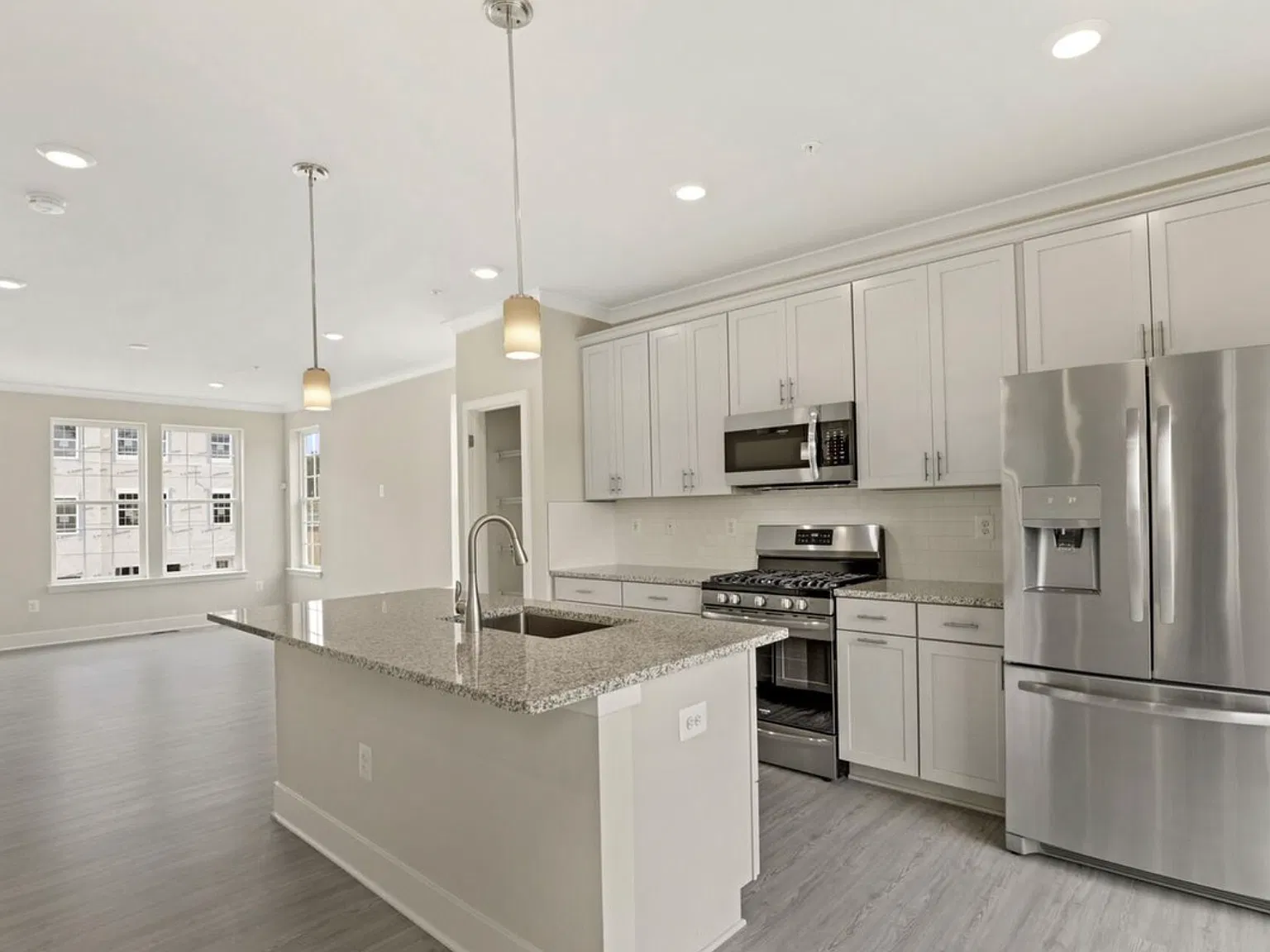 3 bed, 3.5 bath, 1900 sqft, $2,700 — Photo 2