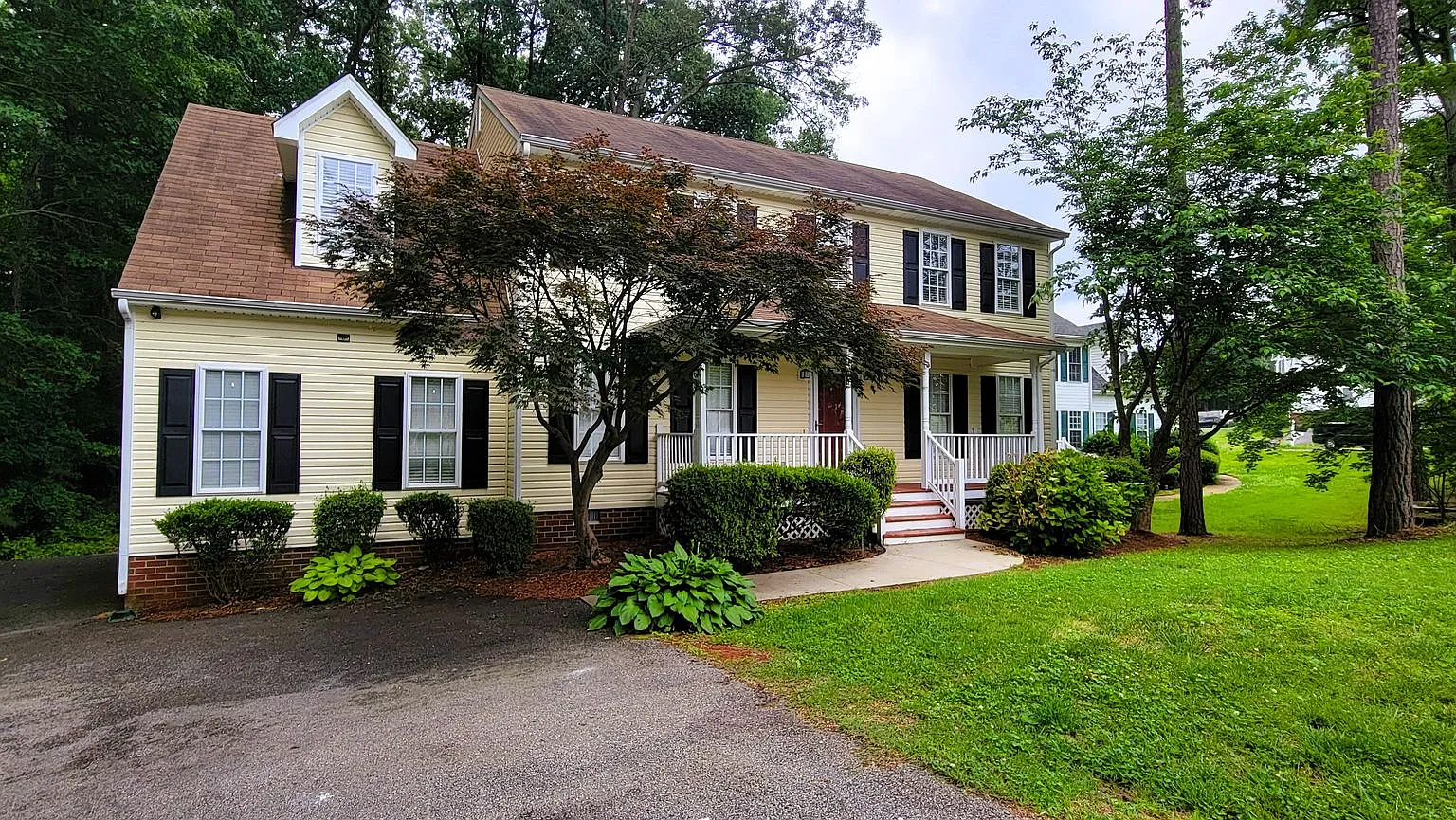 Large traditional colonial in Chester with huge den converted from garage. — Photo 2