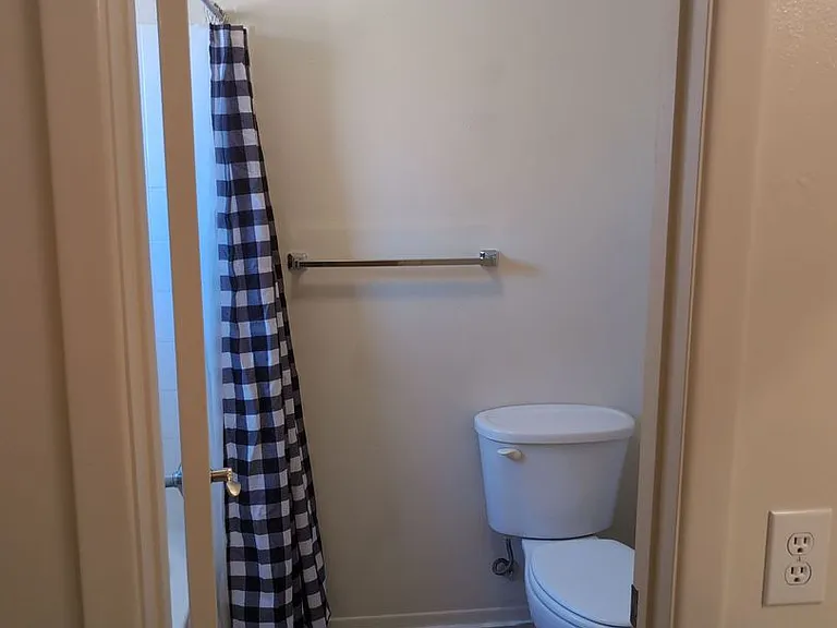 1113 W Highland St — Photo 24