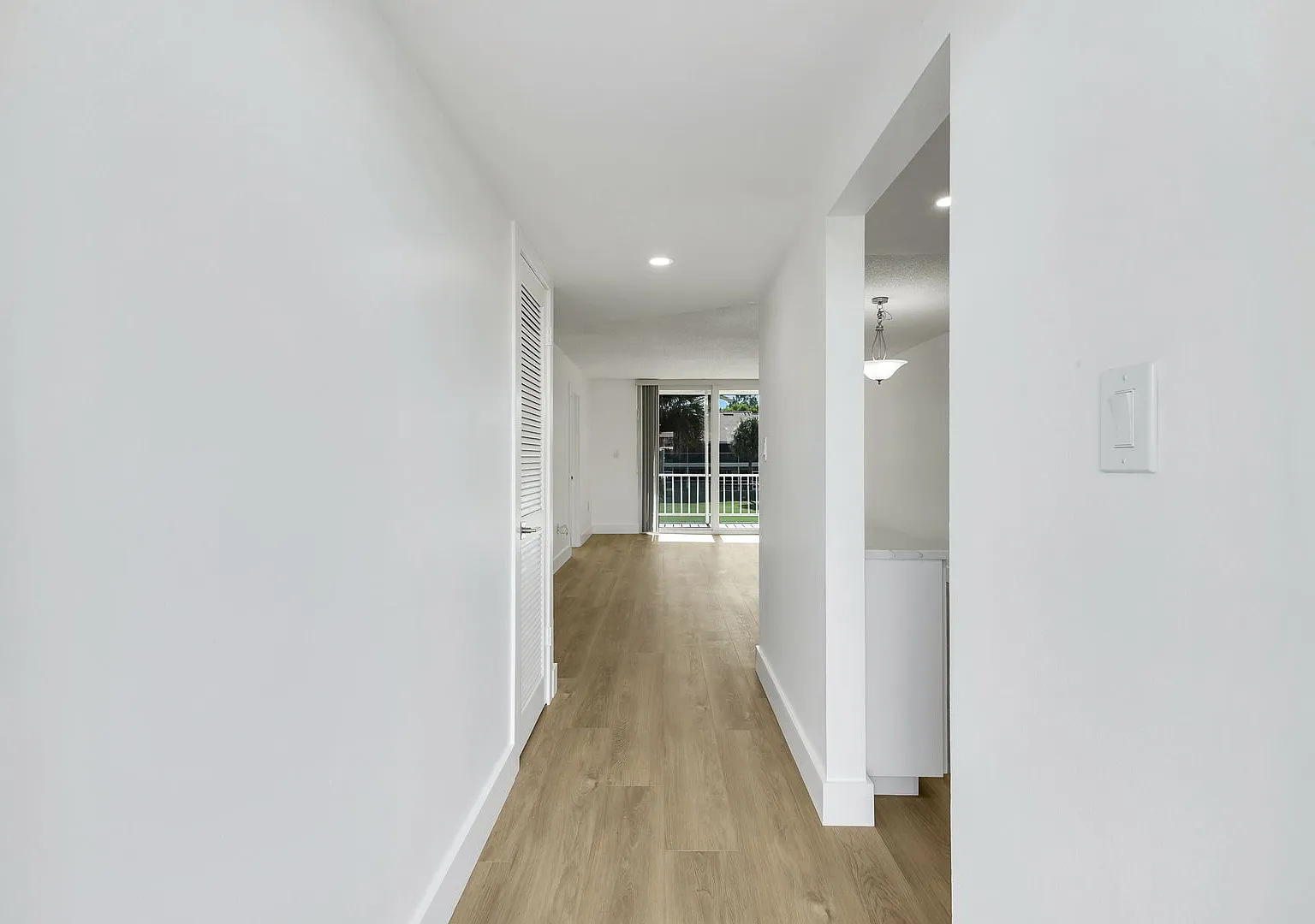 2 bed, 842 sqft, $1,900 — Photo 3
