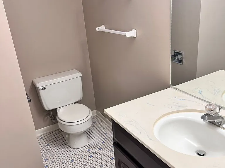 Bristol Square Apartments — Photo 49