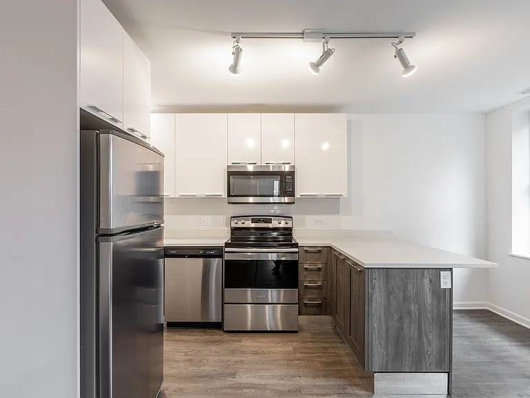 940 W Winona St #405 — Photo 3