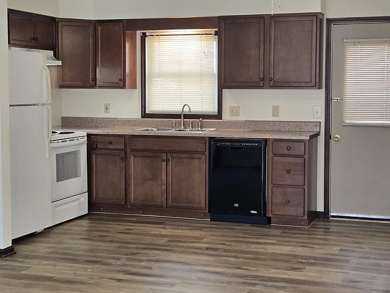 408 Oakwood Ave — Photo 2