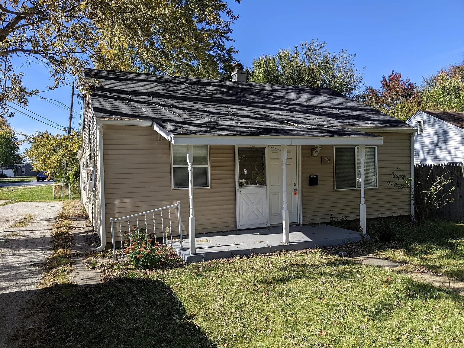 1301 Sunset Dr photo 1