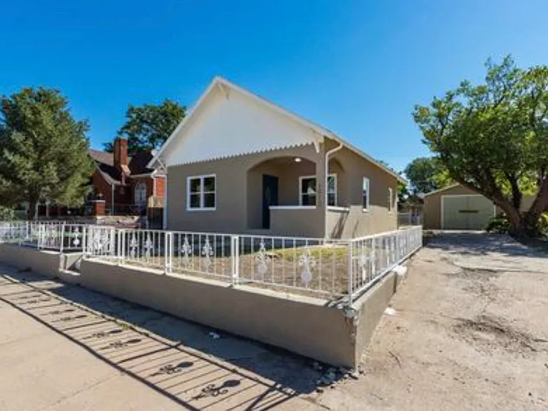 1012 E Abriendo Ave — Photo 2