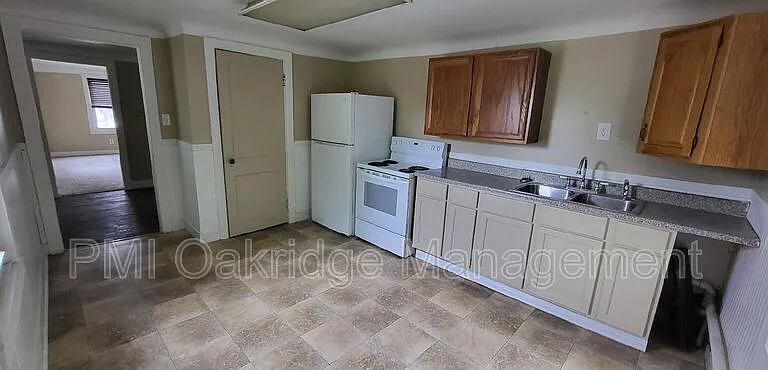 906 1/2 Race Dr — Photo 3