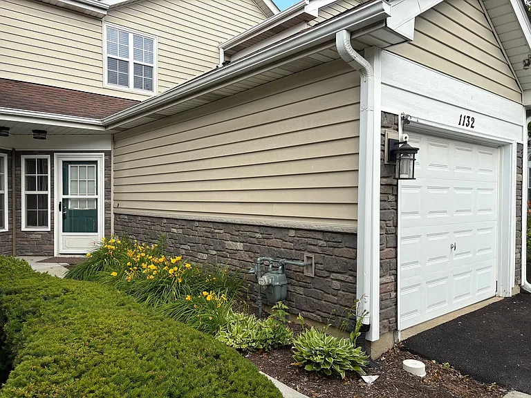 1132 Regency Ct — Photo 2