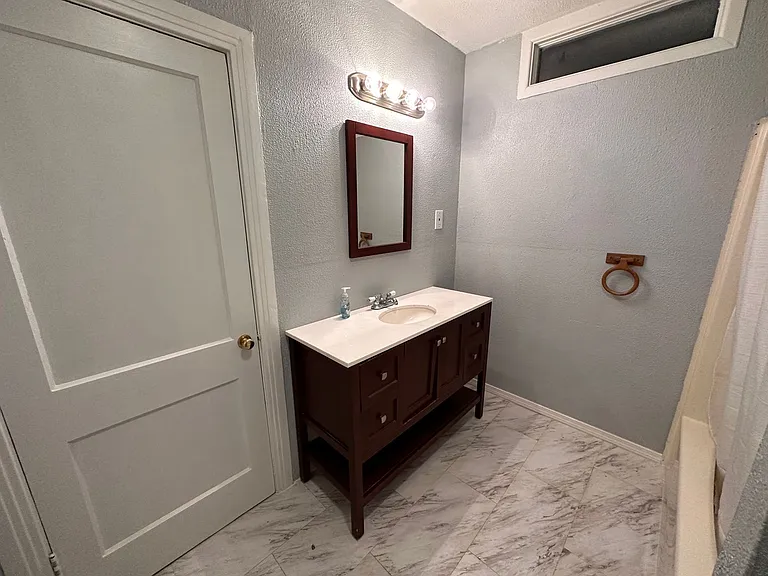 211 W Holland St — Photo 10