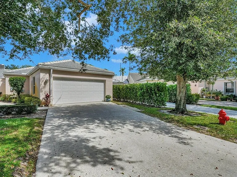 1022 Island Manor Dr — Photo 1