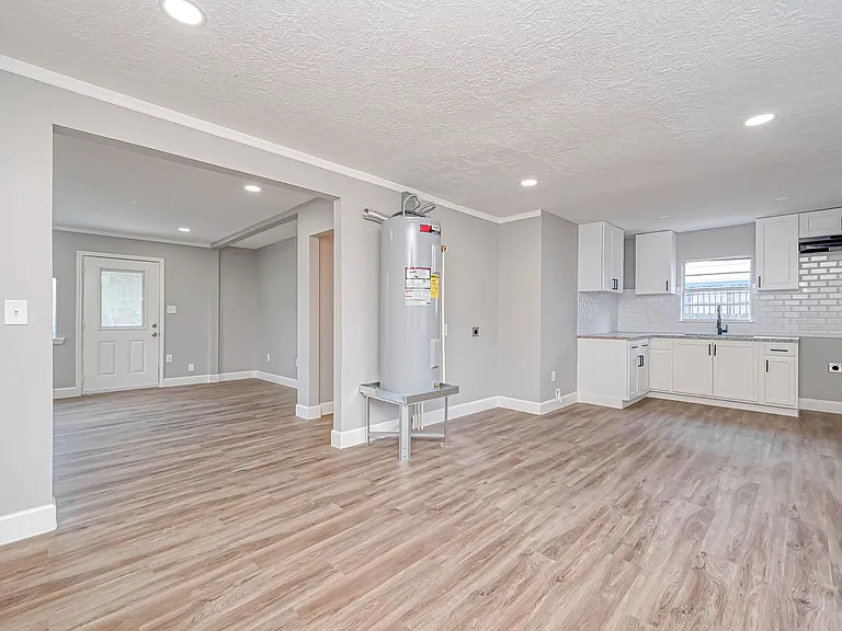 6715 Victoria St — Photo 18