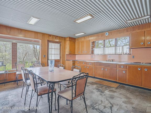 4th image of 340 Vineyard Avenue
