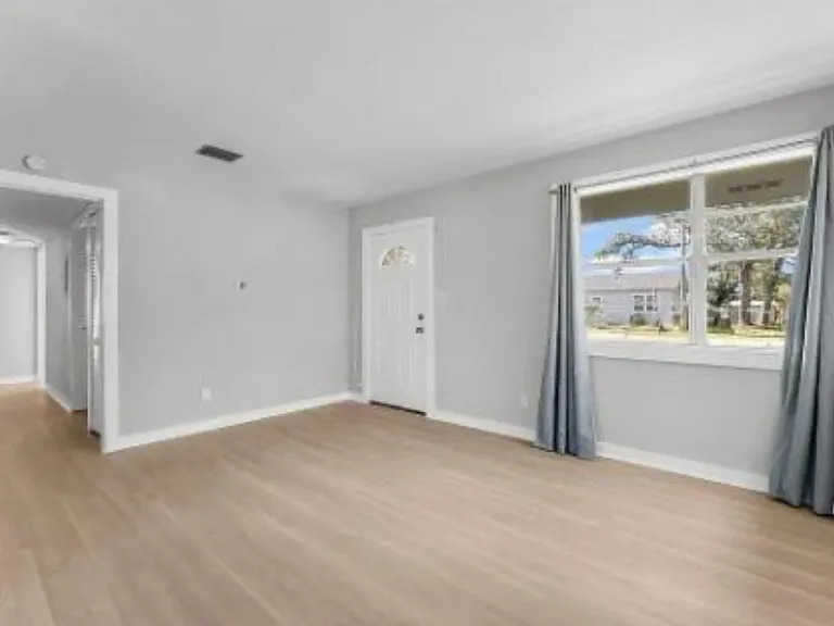 300 Blackshear Dr — Photo 4