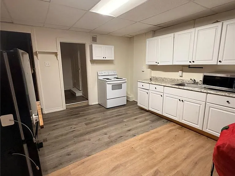 395 W Allen St — Photo 2