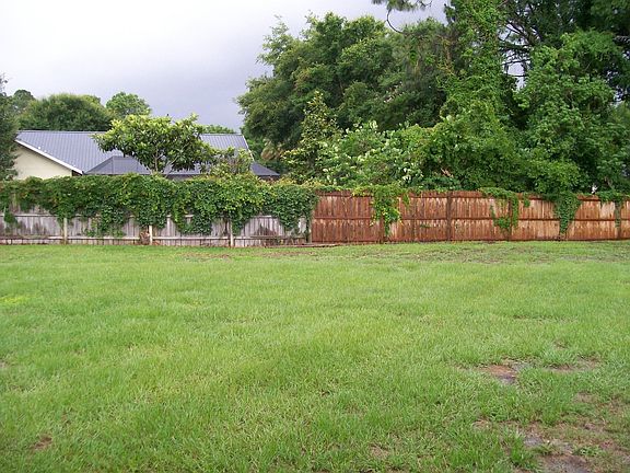 very large back yard totally fenced