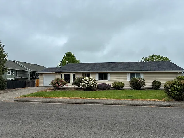 Building Photo - 930 Meadow Dr