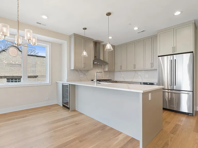 4861 N Hermitage Ave — Photo 4