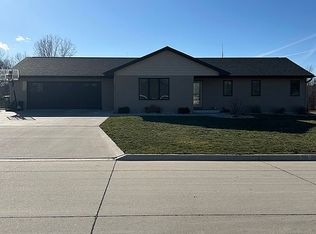 417 Meadow Ln, Charles City, IA 50616