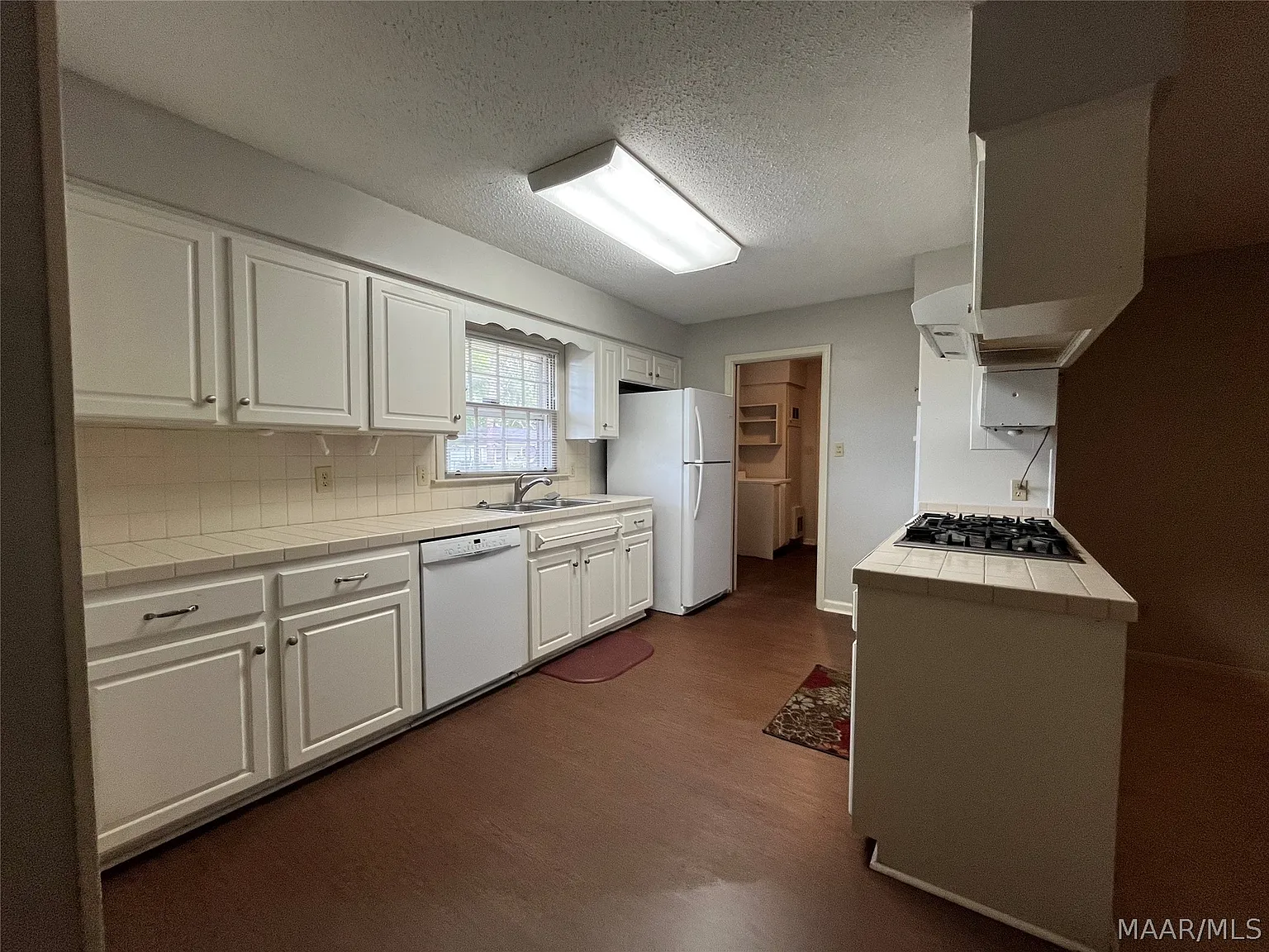 3 bed, 2.0 bath, 2290 sqft, $1,300 — Photo 4
