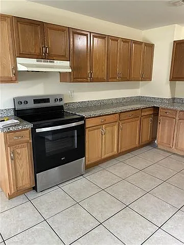 3 bed, 1.0 bath, 1600 sqft, $1,600 — Photo 3