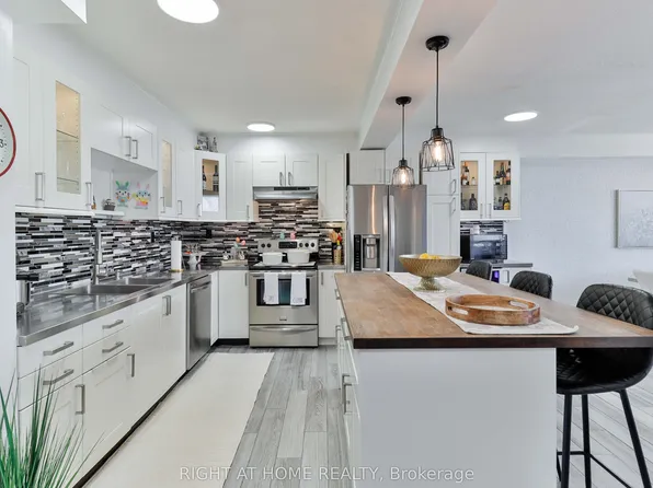 15 London Green Ct #509, Toronto, ON M3N 1K4