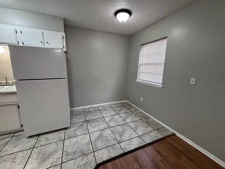 320 E Edwards St #6 — Photo 11