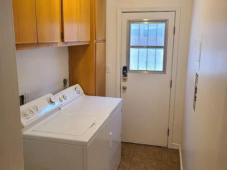 928 E 9th St — Photo 14