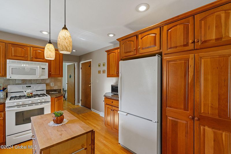 5th image of 34 Tieman Road