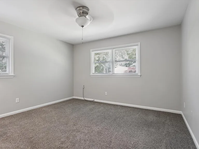 112 Leslie Dr — Photo 32