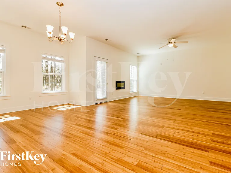 121 Pemberton Rd — Photo 3