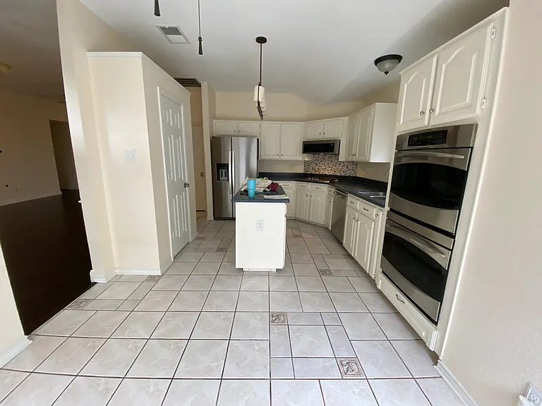 1011 Michelson Ln — Photo 6