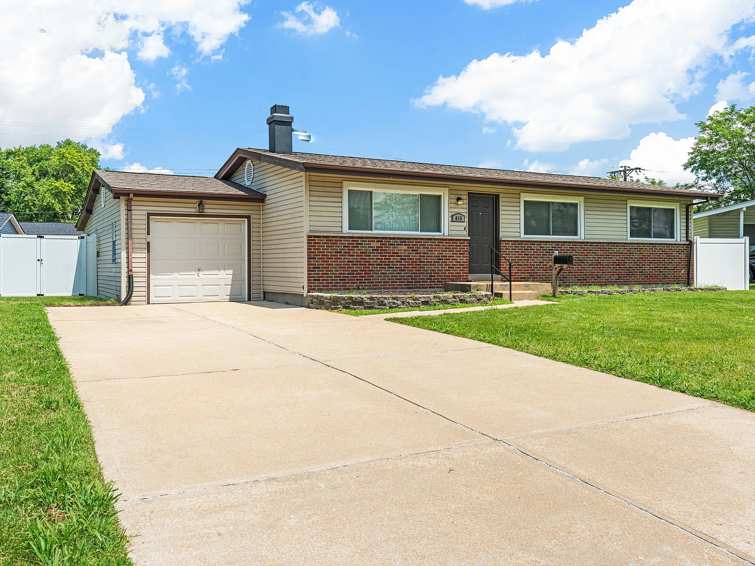 4 bed, 1.5 bath, 1764 sqft, $4,100 — Photo 2