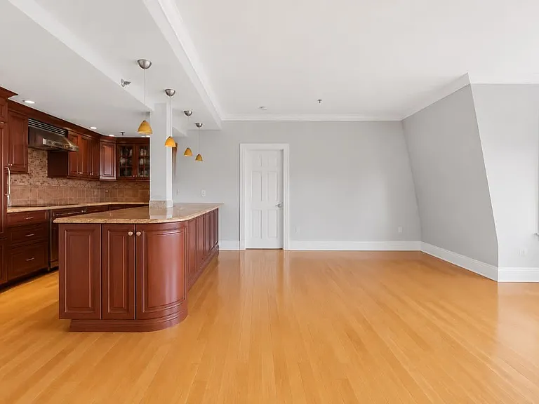 390 Commonwealth Ave — Photo 8