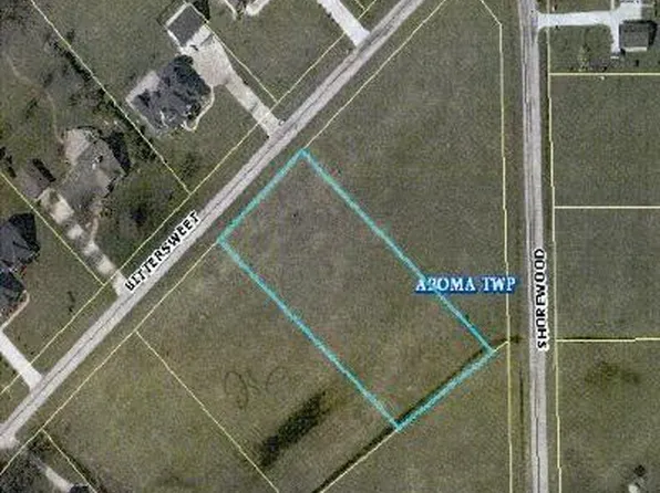 25 Shorewood Dr, Saint Anne, IL 60964