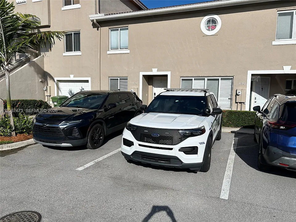 128 Riviera Cir #128