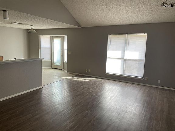 2nd image of 1215 Oakhurst Dr
