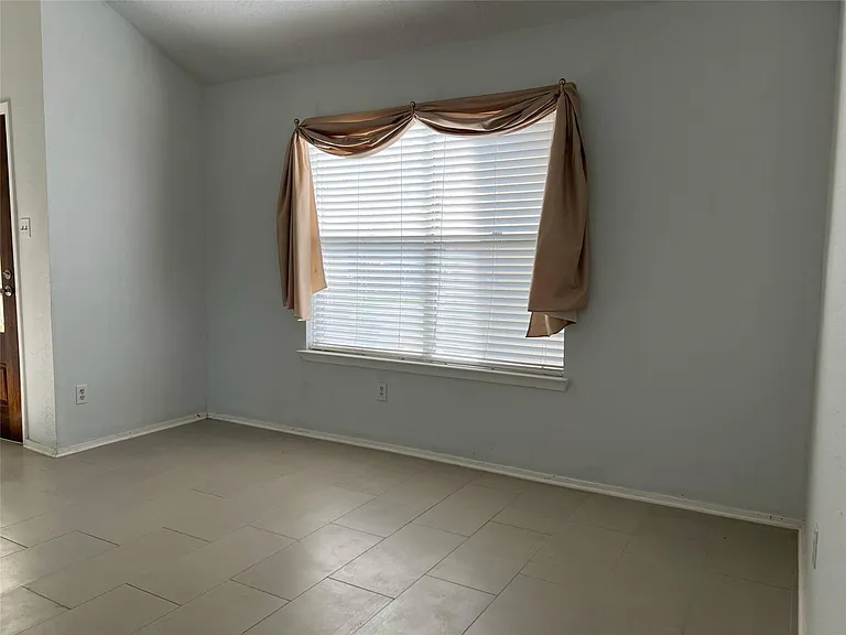 2134 Collingsfield Dr — Photo 4