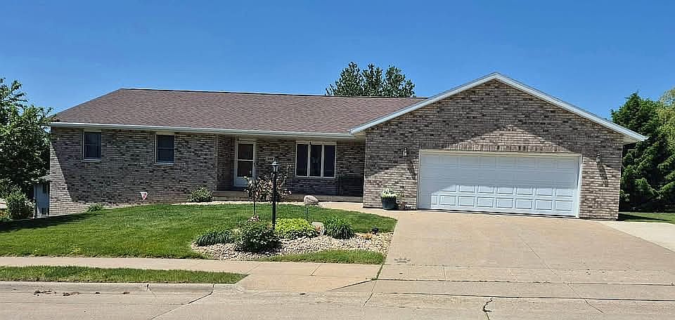 1st image of 208 Oak Forest Dr