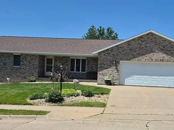 208 Oak Forest Dr, Epworth, IA 52045